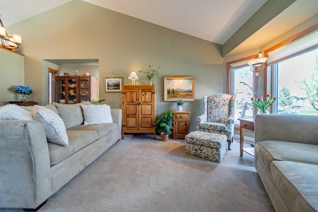 76 Sunset Crescent, Okotoks, AB - Indoor Photo Showing Living Room