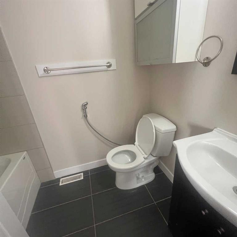 140 Martindale Boulevard Ne, Calgary, AB - Indoor Photo Showing Bathroom