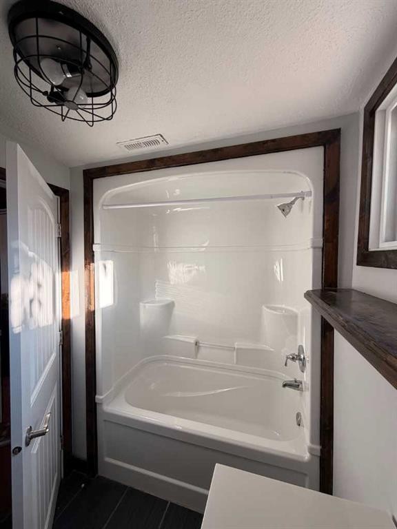 987 1 Avenue, Sundre, AB - Indoor Photo Showing Bathroom