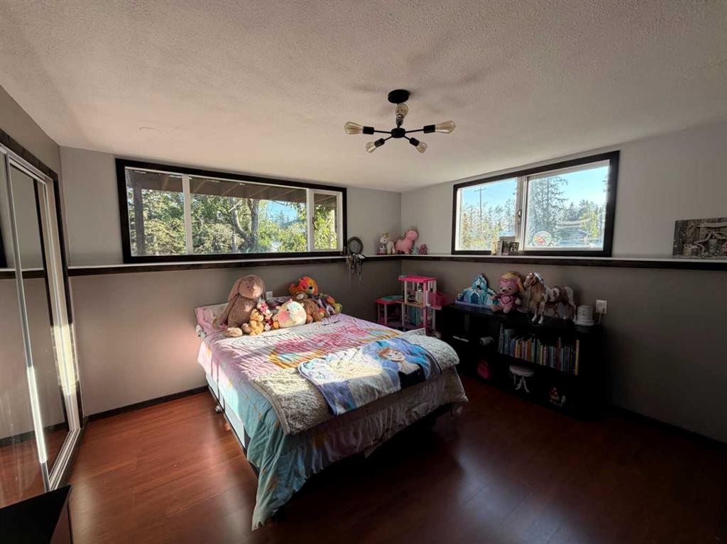 987 1 Avenue, Sundre, AB - Indoor Photo Showing Bedroom