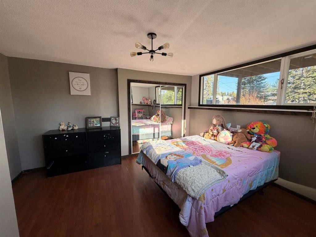 987 1 Avenue, Sundre, AB - Indoor Photo Showing Bedroom