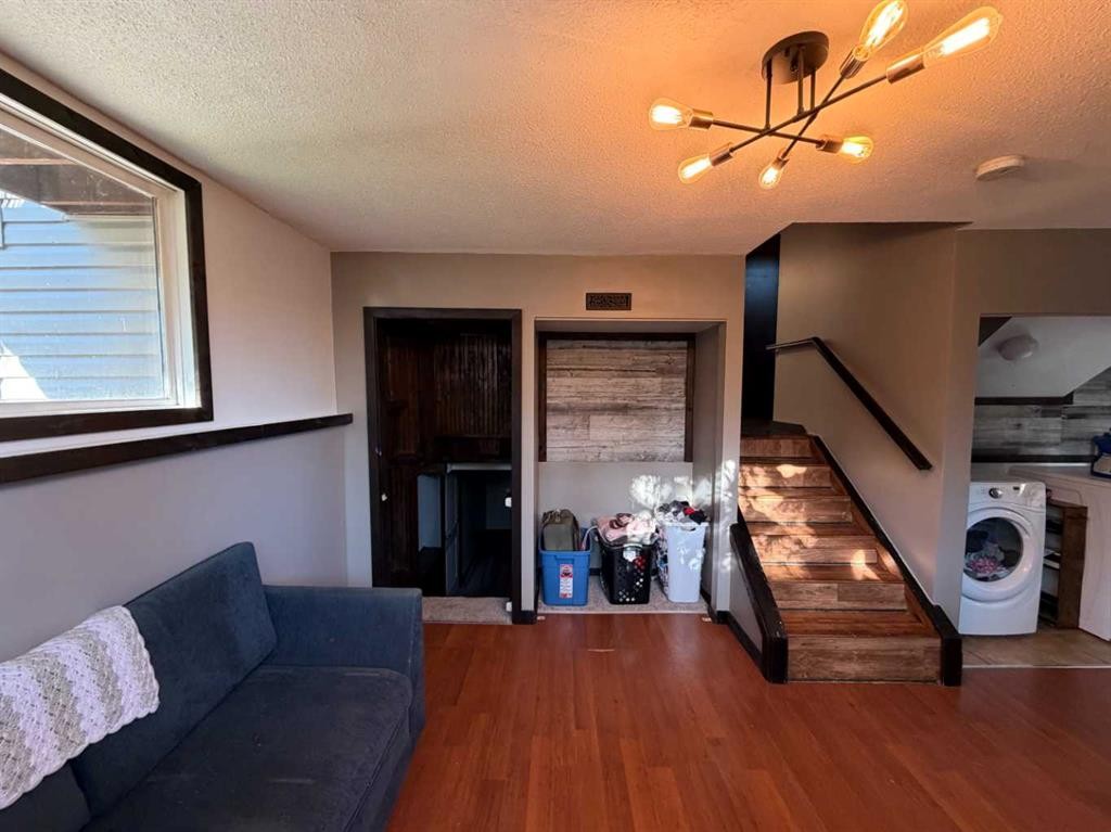 987 1 Avenue, Sundre, AB - Indoor