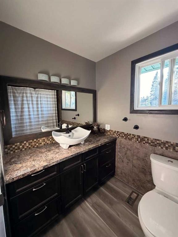 987 1 Avenue, Sundre, AB - Indoor Photo Showing Bathroom