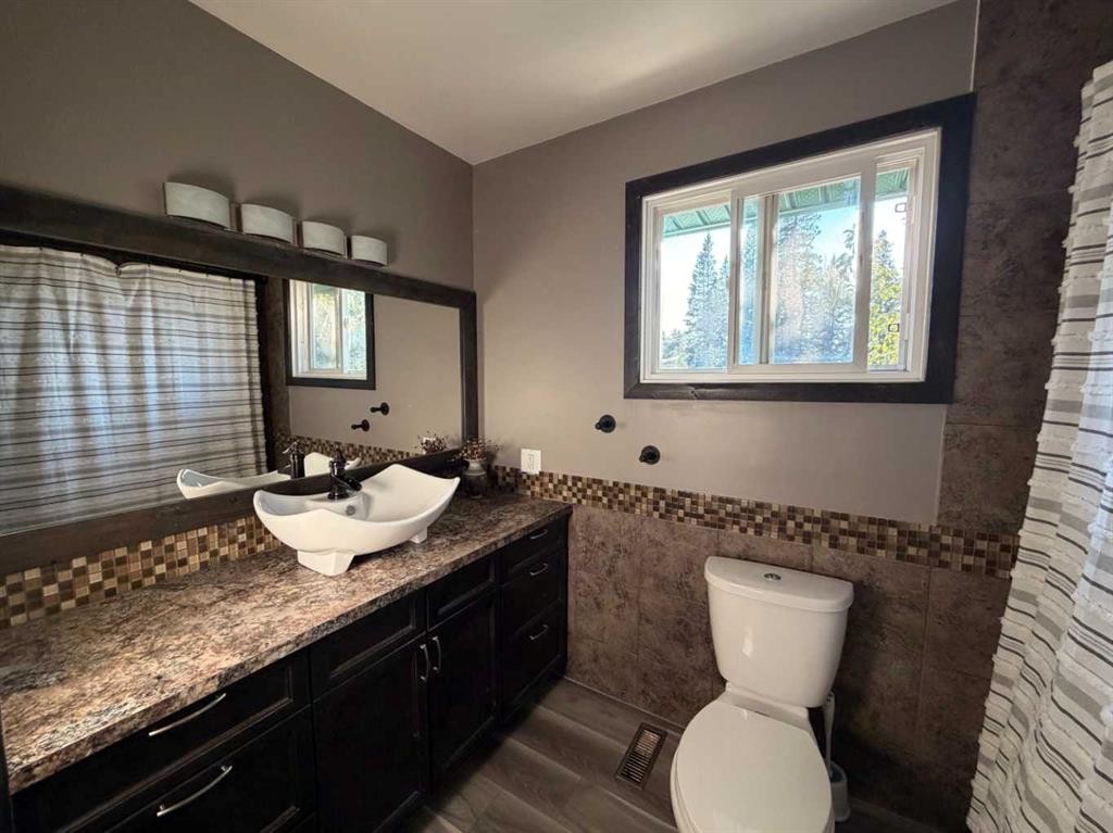 987 1 Avenue, Sundre, AB - Indoor Photo Showing Bathroom