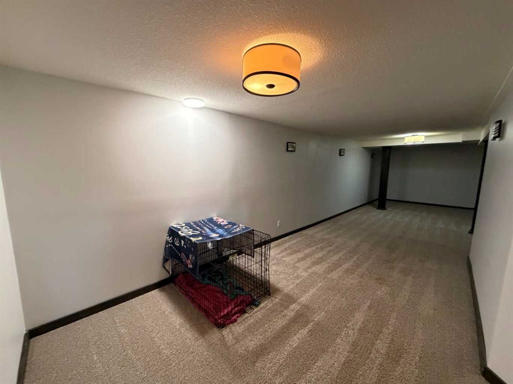 987 1 Avenue, Sundre, AB - Indoor Photo Showing Other Room