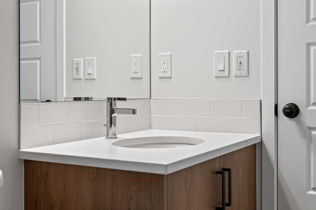 117 Bridgeport Gate, Chestermere, AB - Indoor Photo Showing Bathroom