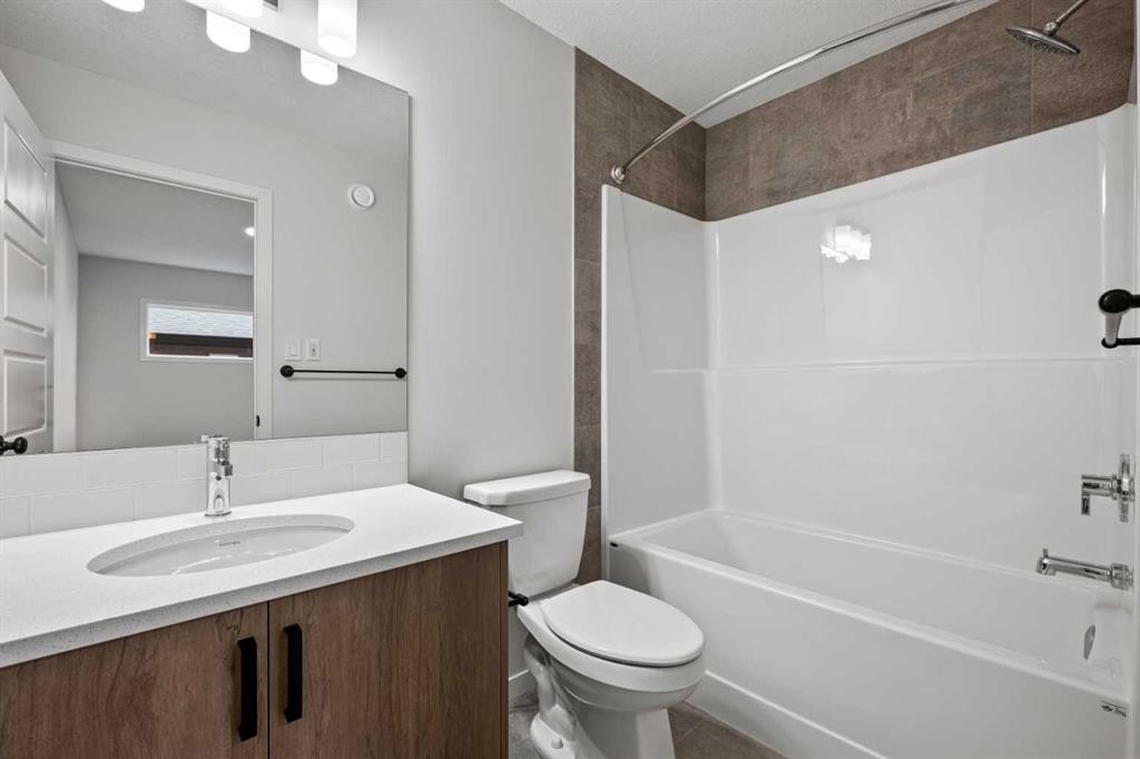117 Bridgeport Gate, Chestermere, AB - Indoor Photo Showing Bathroom