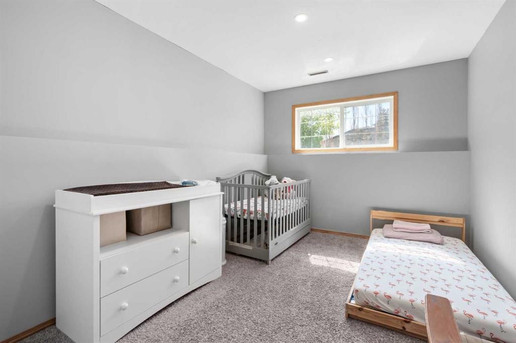 224A 5 Avenue, Strathmore, AB - Indoor Photo Showing Bedroom