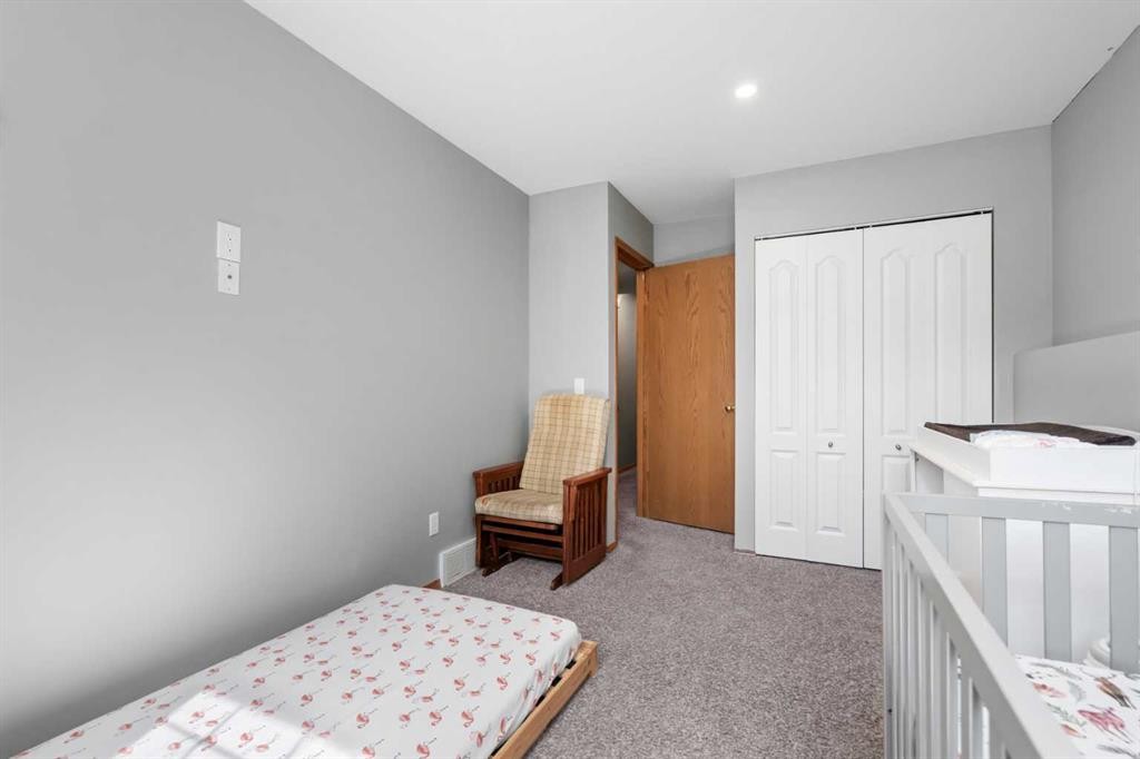 224A 5 Avenue, Strathmore, AB - Indoor Photo Showing Bedroom