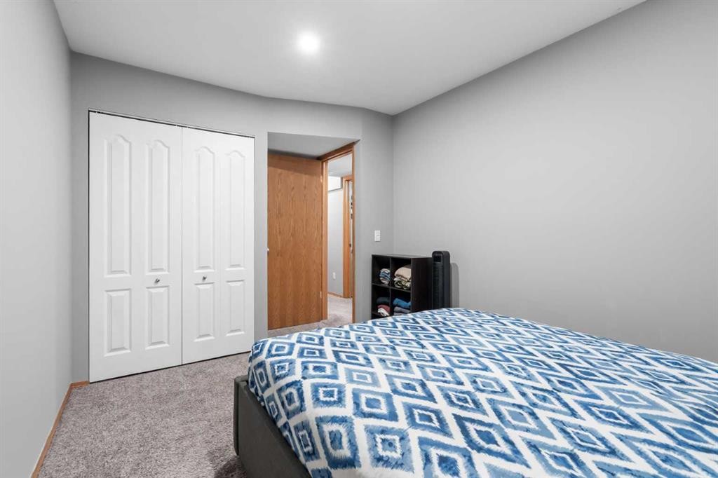 224A 5 Avenue, Strathmore, AB - Indoor Photo Showing Bedroom