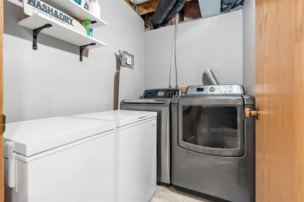 224A 5 Avenue, Strathmore, AB - Indoor Photo Showing Laundry Room
