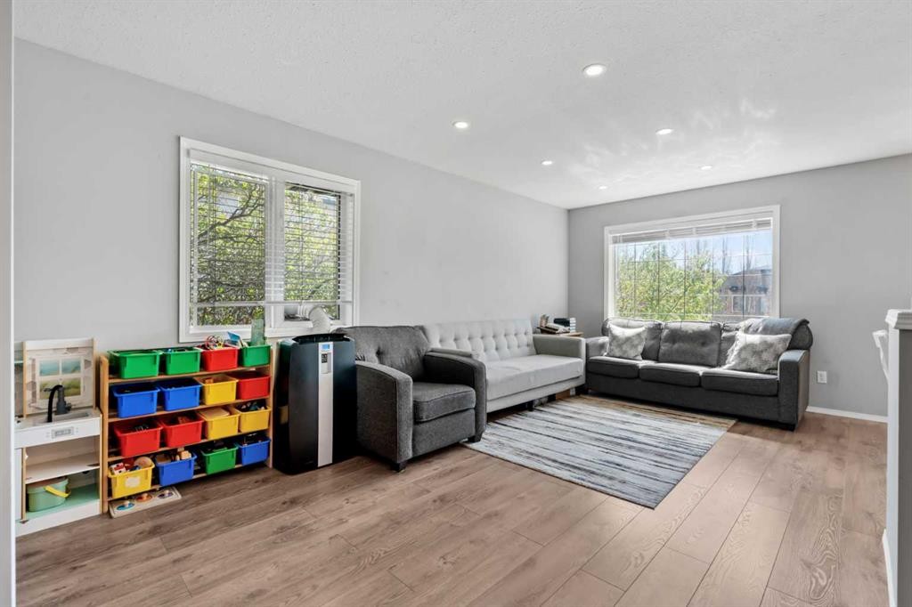 224A 5 Avenue, Strathmore, AB - Indoor Photo Showing Living Room