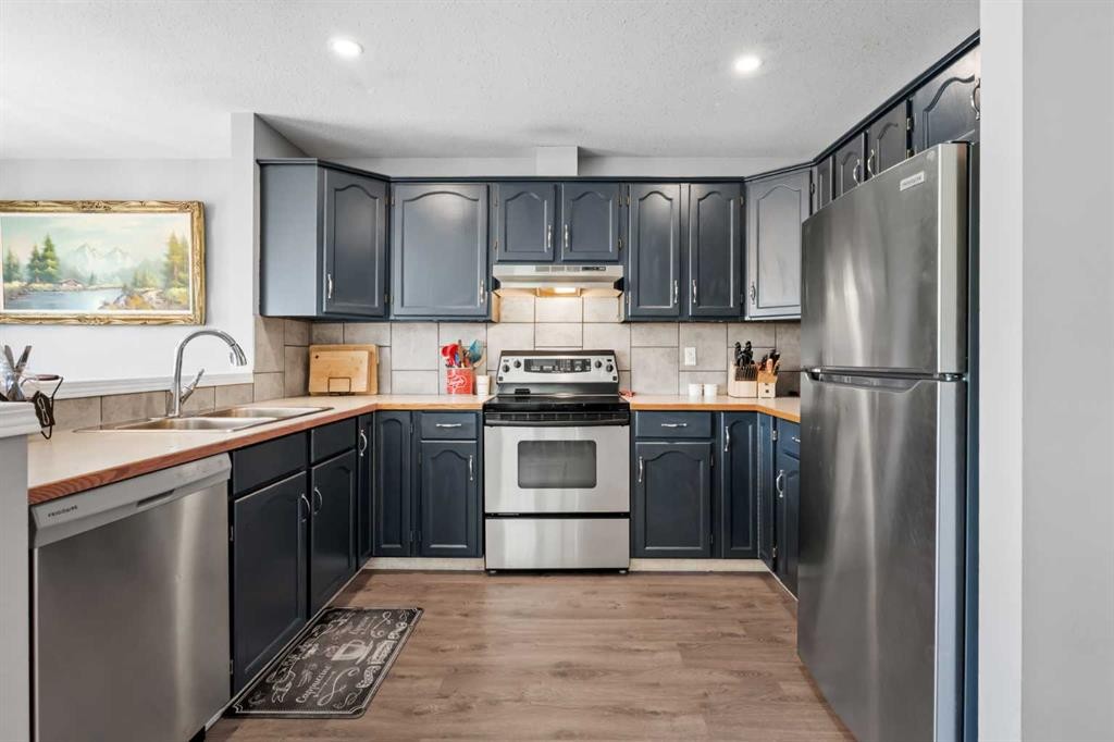 224A 5 Avenue, Strathmore, AB - Indoor Photo Showing Kitchen With Double Sink