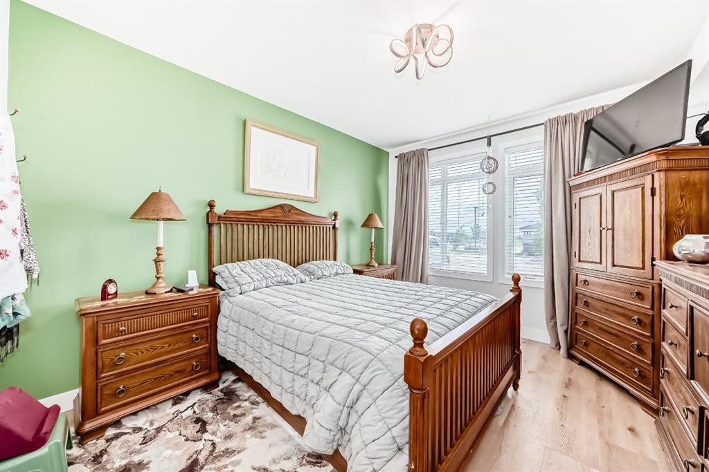 111-1005B Westmount Drive, Strathmore, AB - Indoor Photo Showing Bedroom