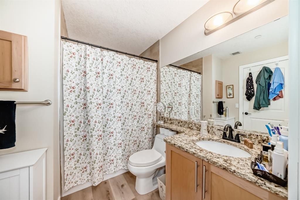 111-1005B Westmount Drive, Strathmore, AB - Indoor Photo Showing Bathroom