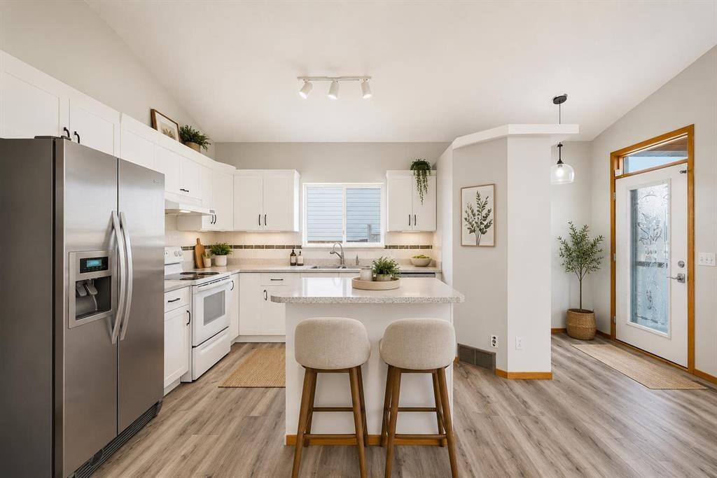 3710 Catalina Boulevard Ne, Calgary, AB - Indoor Photo Showing Kitchen