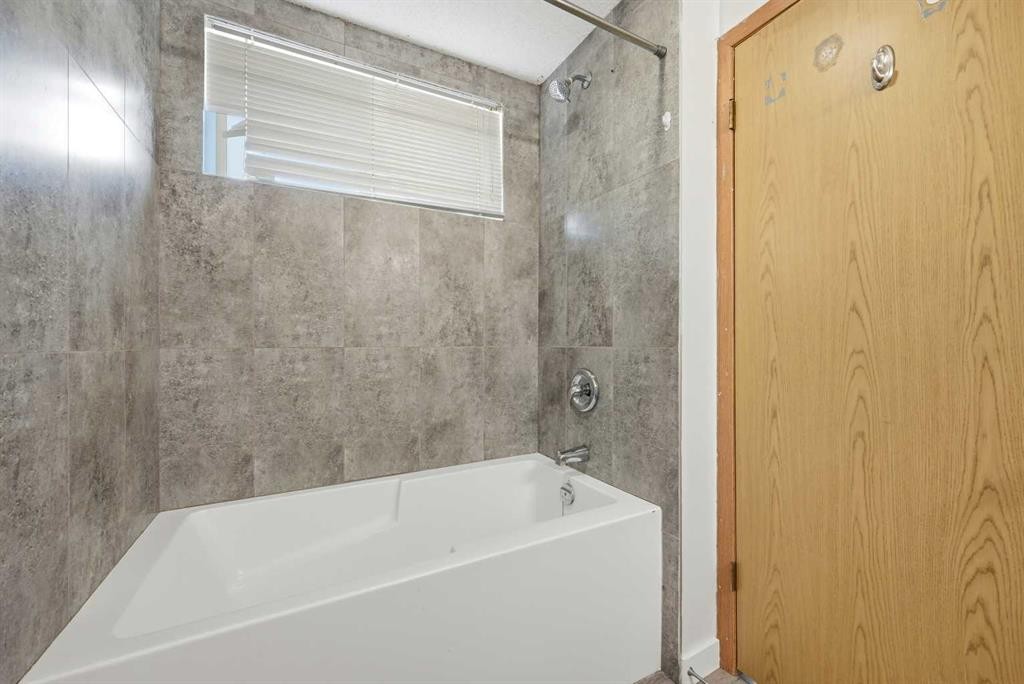 3710 Catalina Boulevard Ne, Calgary, AB - Indoor Photo Showing Bathroom
