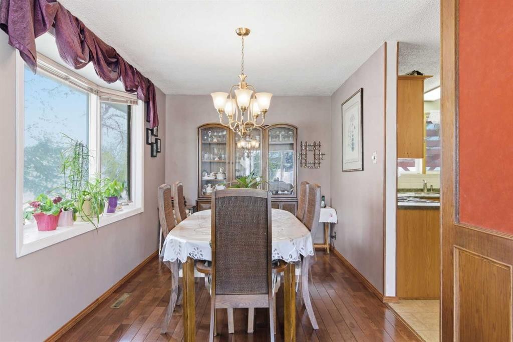 6004 Lloyd Crescent Sw, Calgary, AB - Indoor Photo Showing Dining Room