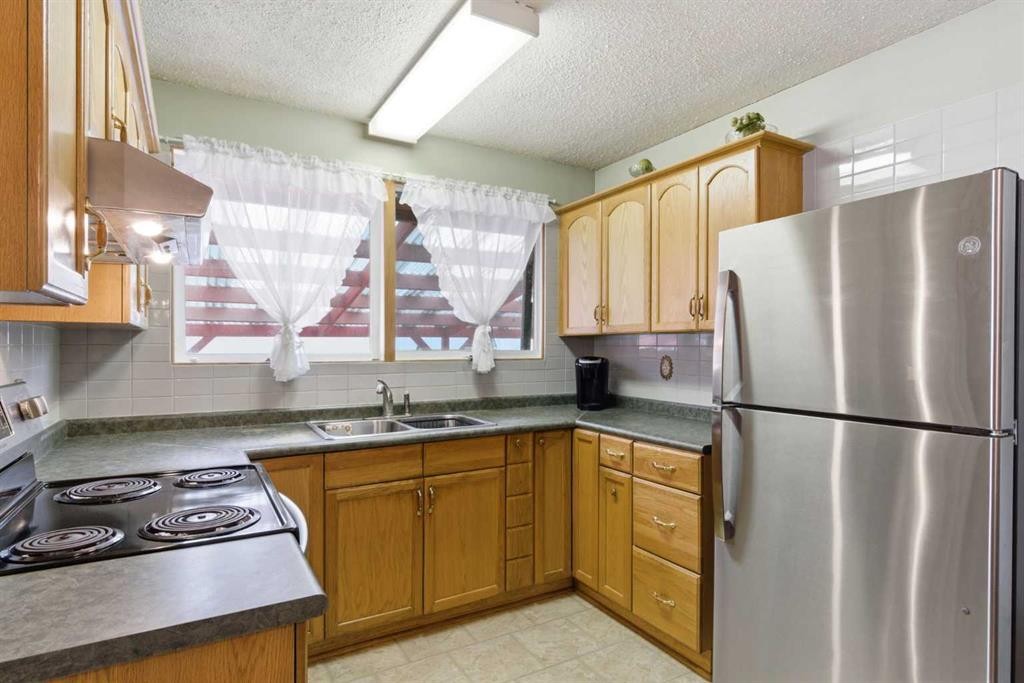 6004 Lloyd Crescent Sw, Calgary, AB - Indoor Photo Showing Kitchen With Double Sink