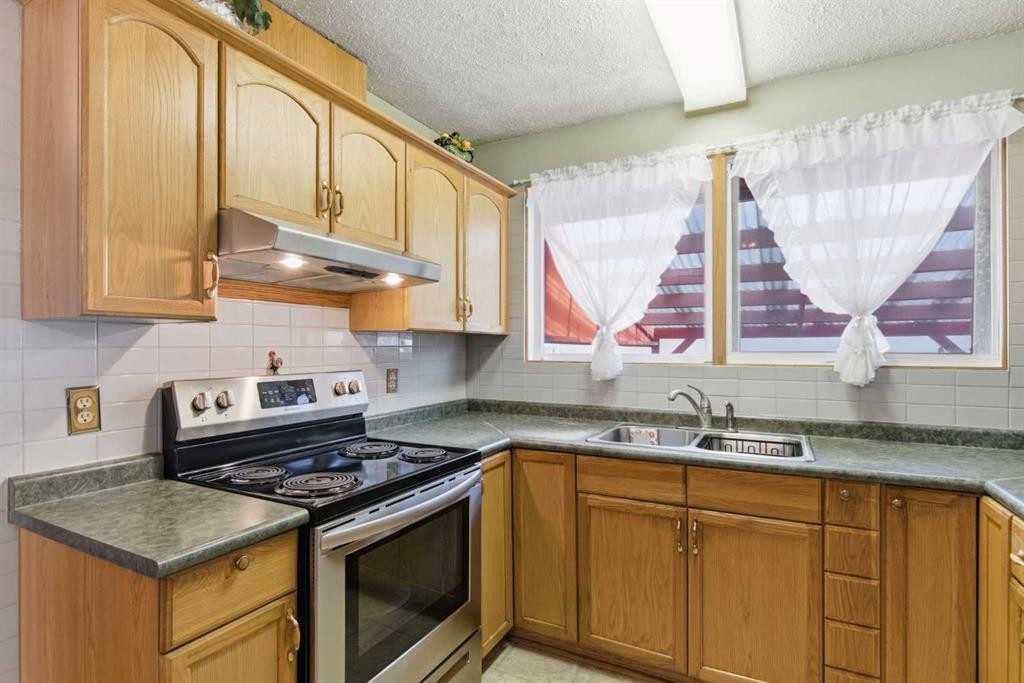 6004 Lloyd Crescent Sw, Calgary, AB - Indoor Photo Showing Kitchen With Double Sink