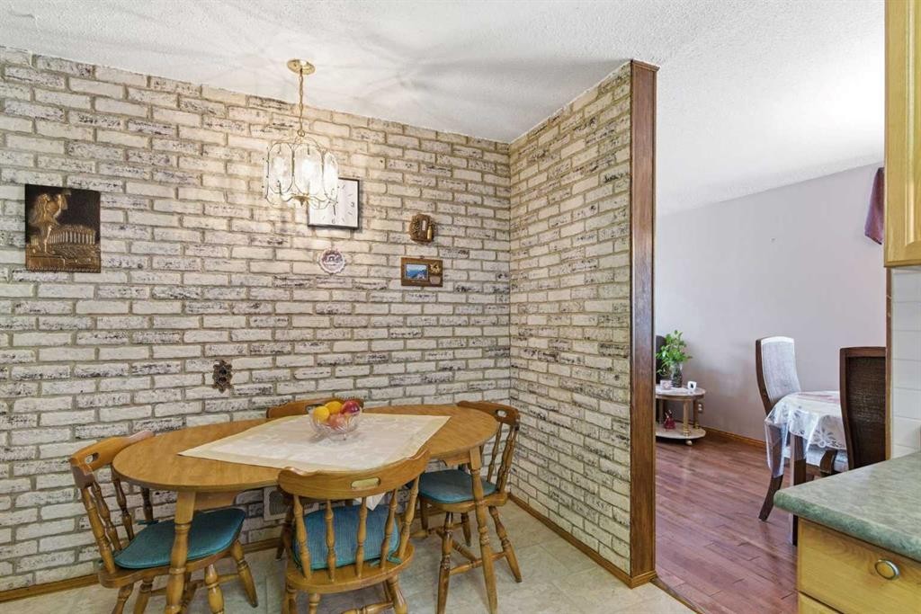 6004 Lloyd Crescent Sw, Calgary, AB - Indoor Photo Showing Dining Room