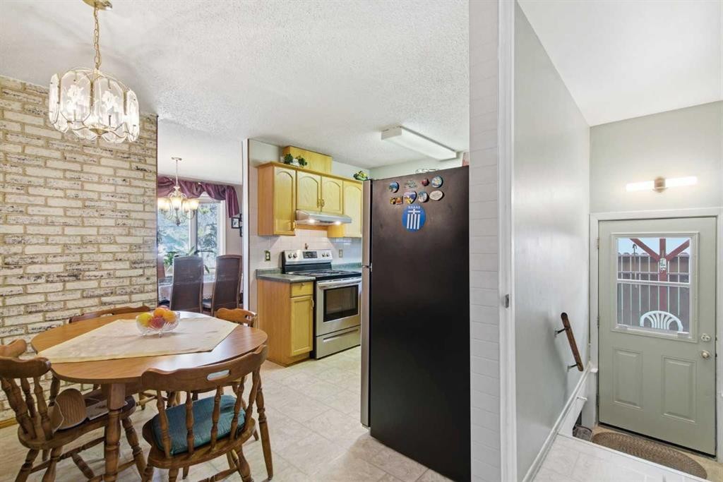6004 Lloyd Crescent Sw, Calgary, AB - Indoor Photo Showing Dining Room