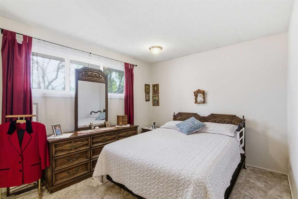 6004 Lloyd Crescent Sw, Calgary, AB - Indoor Photo Showing Bedroom