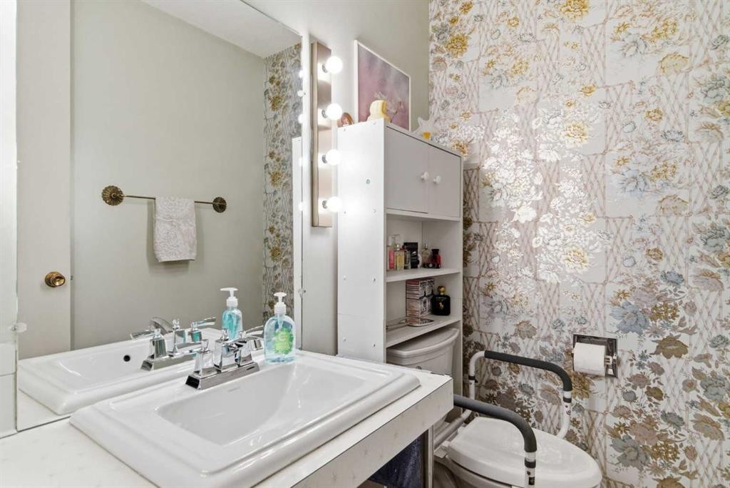 6004 Lloyd Crescent Sw, Calgary, AB - Indoor Photo Showing Bathroom