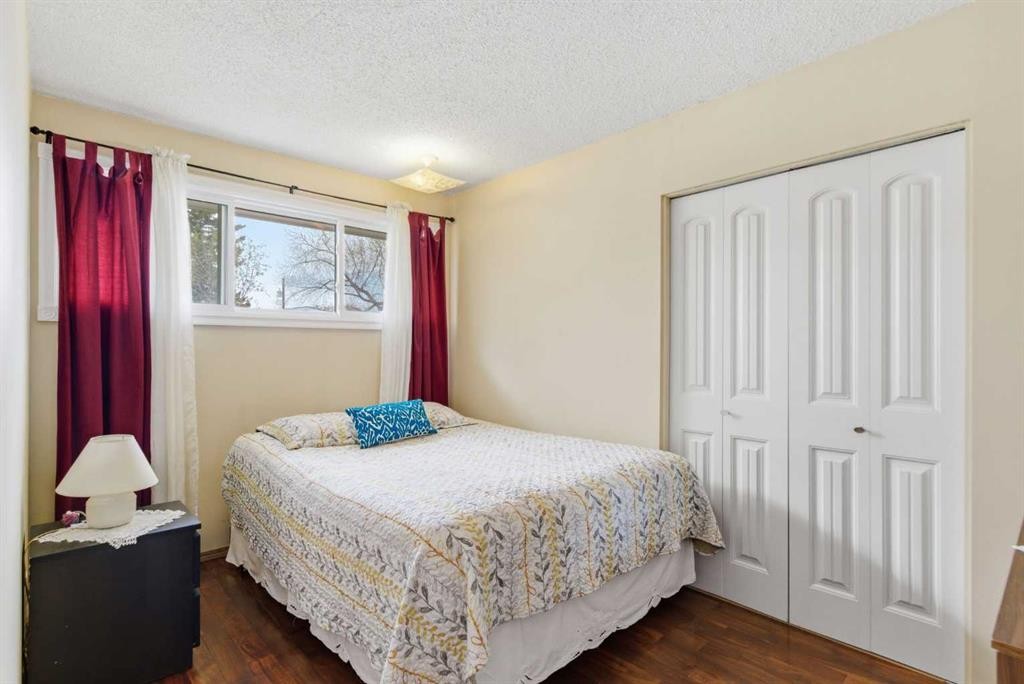 6004 Lloyd Crescent Sw, Calgary, AB - Indoor Photo Showing Bedroom