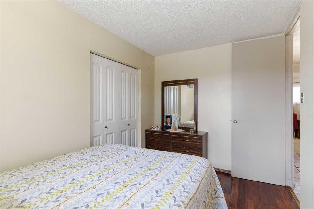 6004 Lloyd Crescent Sw, Calgary, AB - Indoor Photo Showing Bedroom