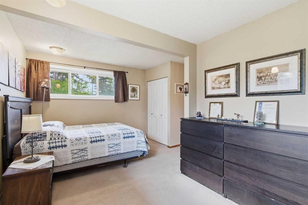 6004 Lloyd Crescent Sw, Calgary, AB - Indoor Photo Showing Bedroom