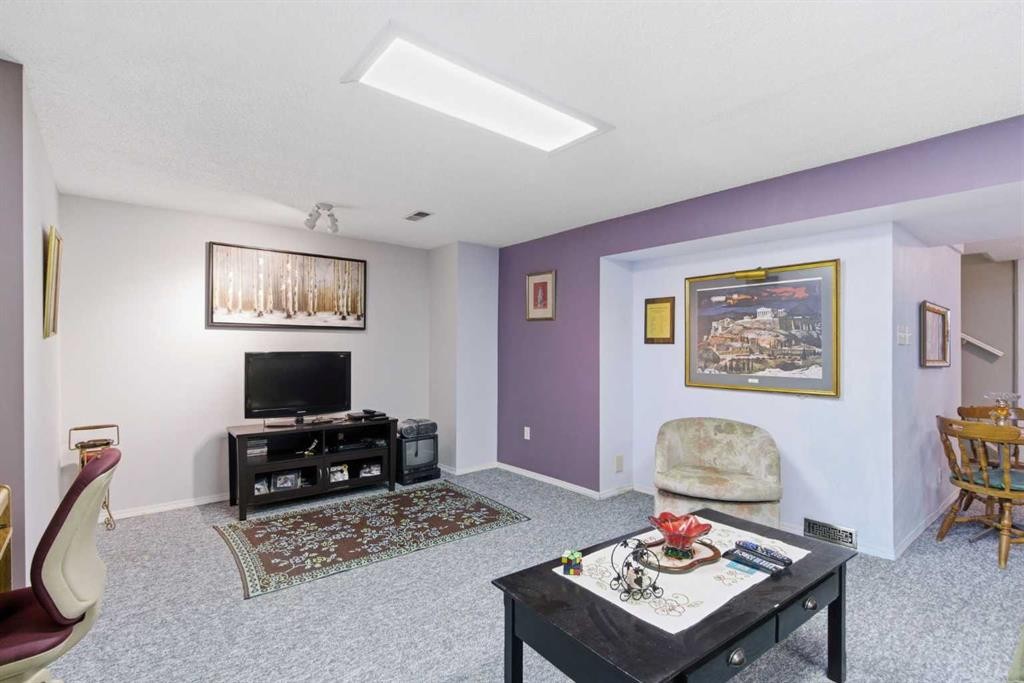 6004 Lloyd Crescent Sw, Calgary, AB - Indoor Photo Showing Living Room