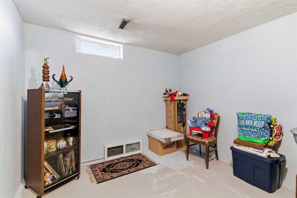 6004 Lloyd Crescent Sw, Calgary, AB - Indoor Photo Showing Other Room