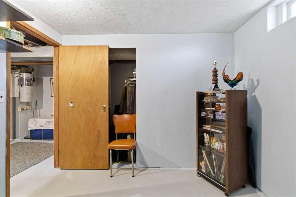 6004 Lloyd Crescent Sw, Calgary, AB - Indoor Photo Showing Other Room