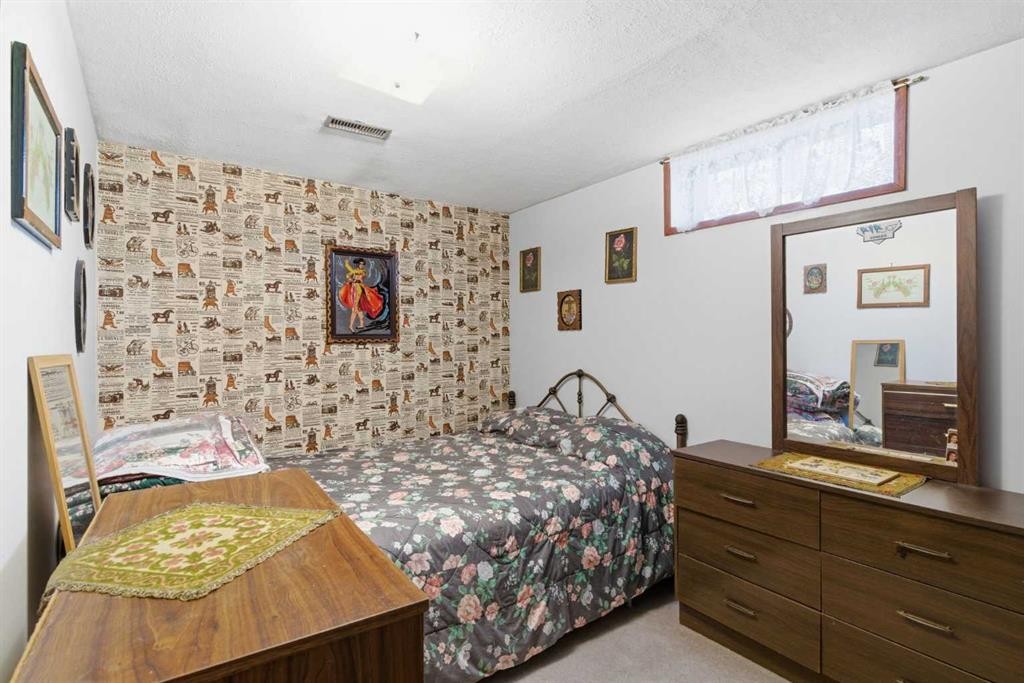 6004 Lloyd Crescent Sw, Calgary, AB - Indoor Photo Showing Bedroom