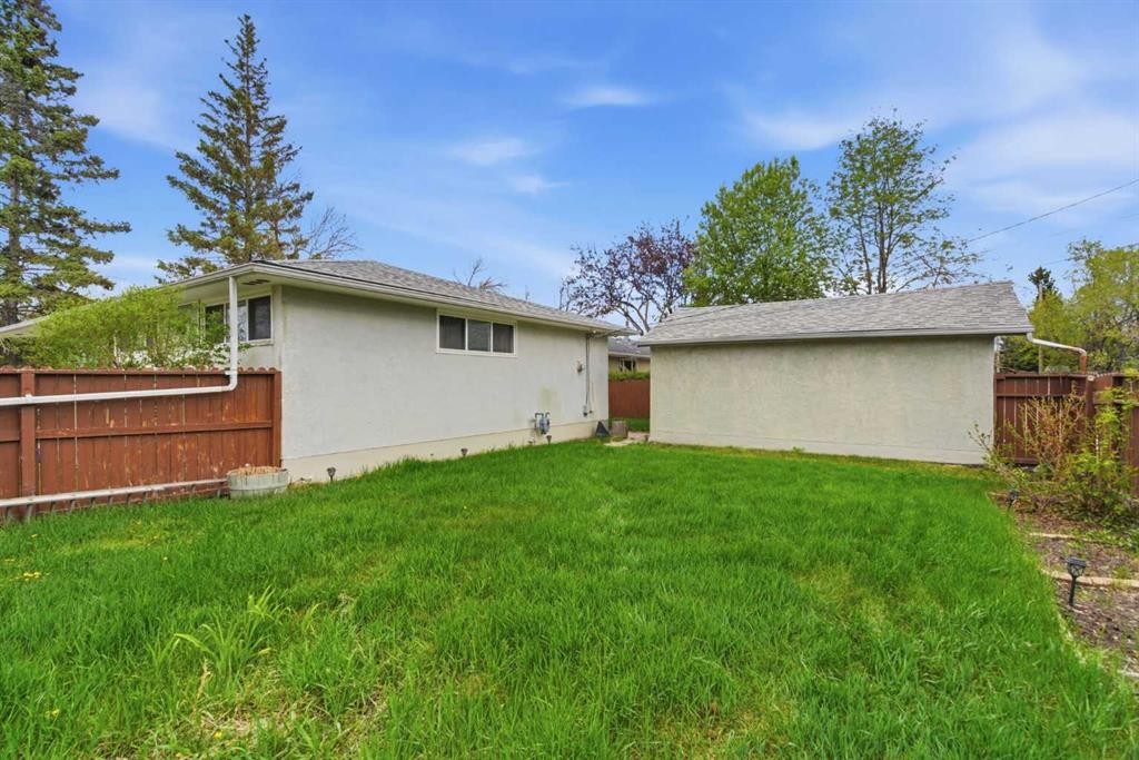 6004 Lloyd Crescent Sw, Calgary, AB - Outdoor