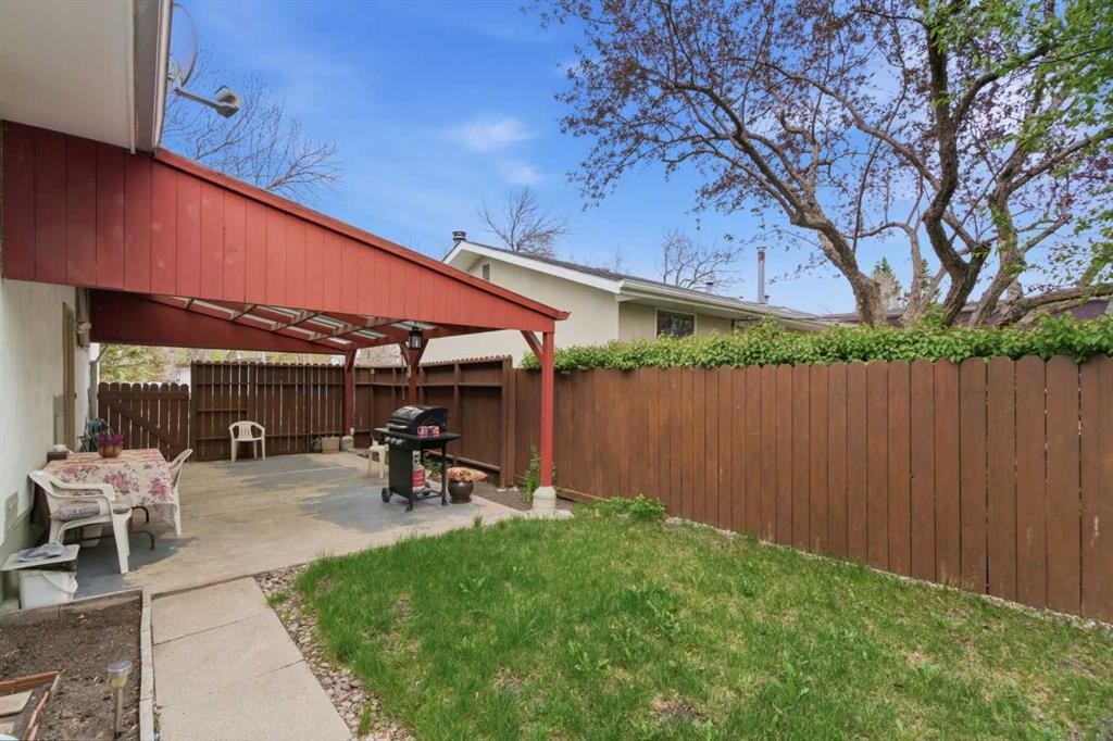 6004 Lloyd Crescent Sw, Calgary, AB - Outdoor