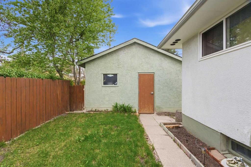 6004 Lloyd Crescent Sw, Calgary, AB - Outdoor