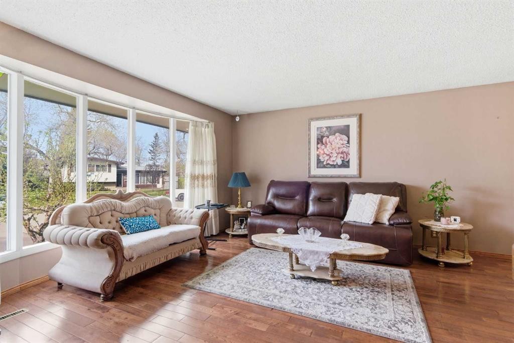 6004 Lloyd Crescent Sw, Calgary, AB - Indoor Photo Showing Living Room