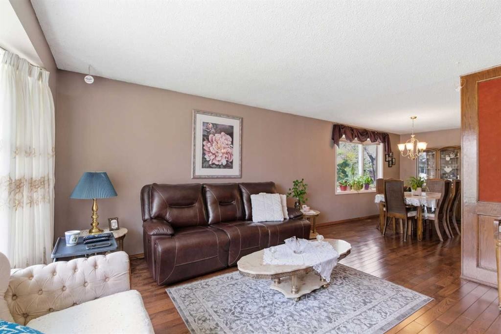 6004 Lloyd Crescent Sw, Calgary, AB - Indoor Photo Showing Living Room