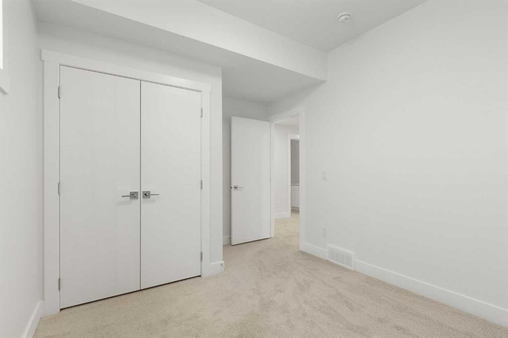 376 Muirfield Crescent, Lyalta, AB - Indoor With Storage