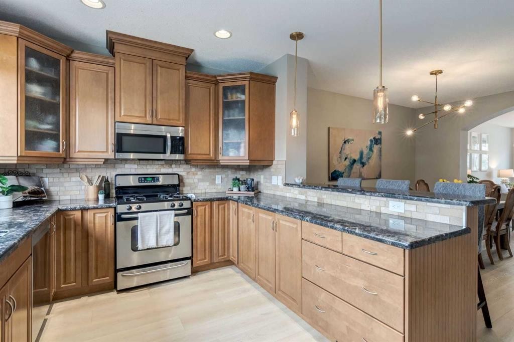 3117 Don Ethell Boulevard Sw, Calgary, AB - Indoor Photo Showing Kitchen