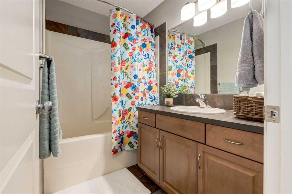 3117 Don Ethell Boulevard Sw, Calgary, AB - Indoor Photo Showing Bathroom
