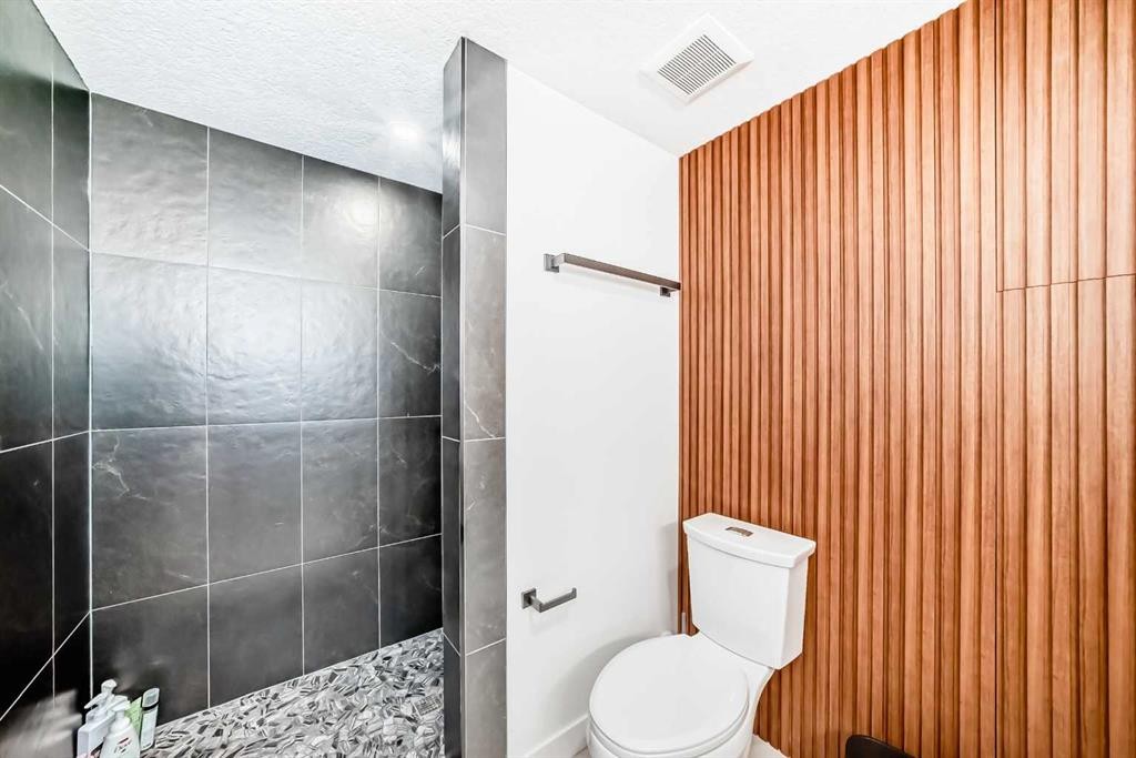 19 Mackay Drive Sw, Calgary, AB - Indoor Photo Showing Bathroom
