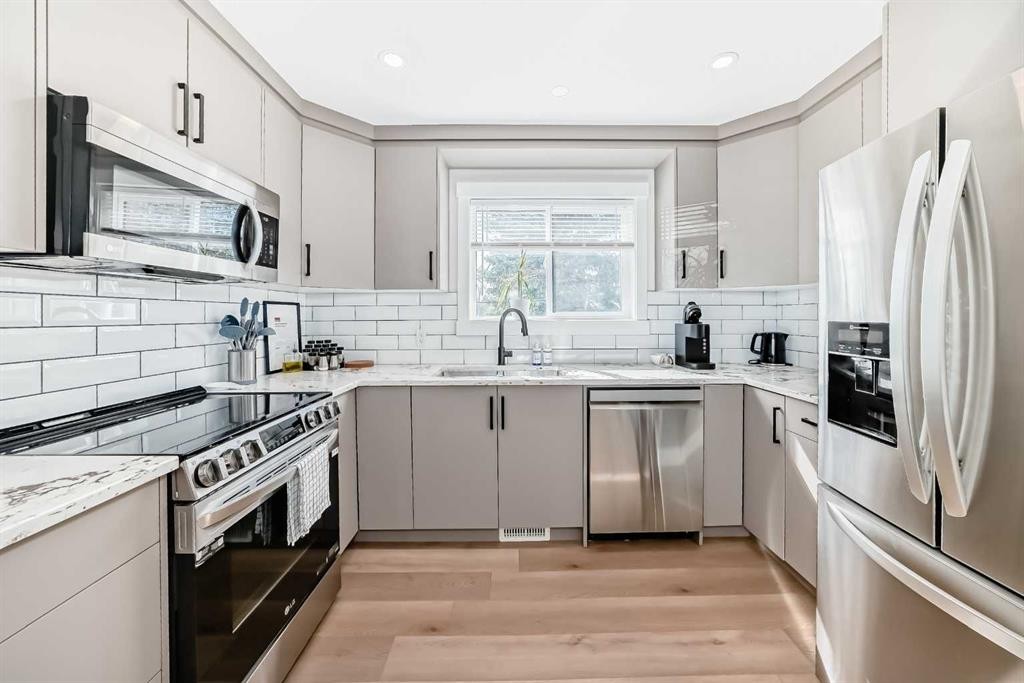 19 Mackay Drive Sw, Calgary, AB - Indoor Photo Showing Kitchen With Upgraded Kitchen