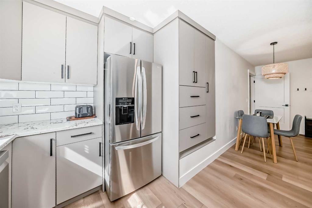 19 Mackay Drive Sw, Calgary, AB - Indoor Photo Showing Kitchen With Upgraded Kitchen