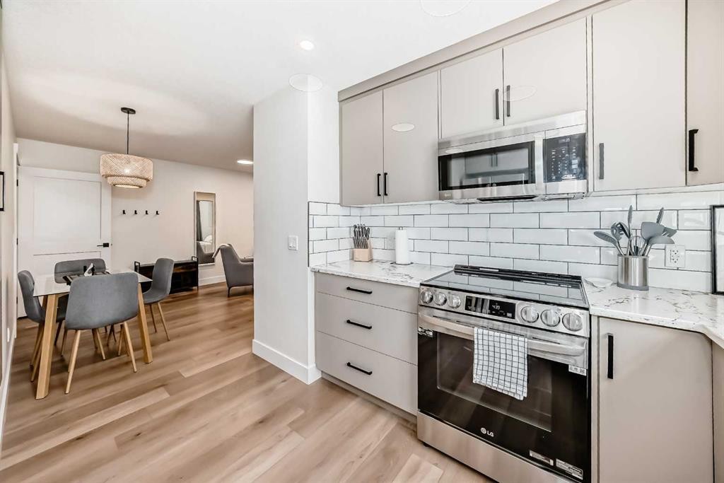 19 Mackay Drive Sw, Calgary, AB - Indoor Photo Showing Kitchen With Upgraded Kitchen