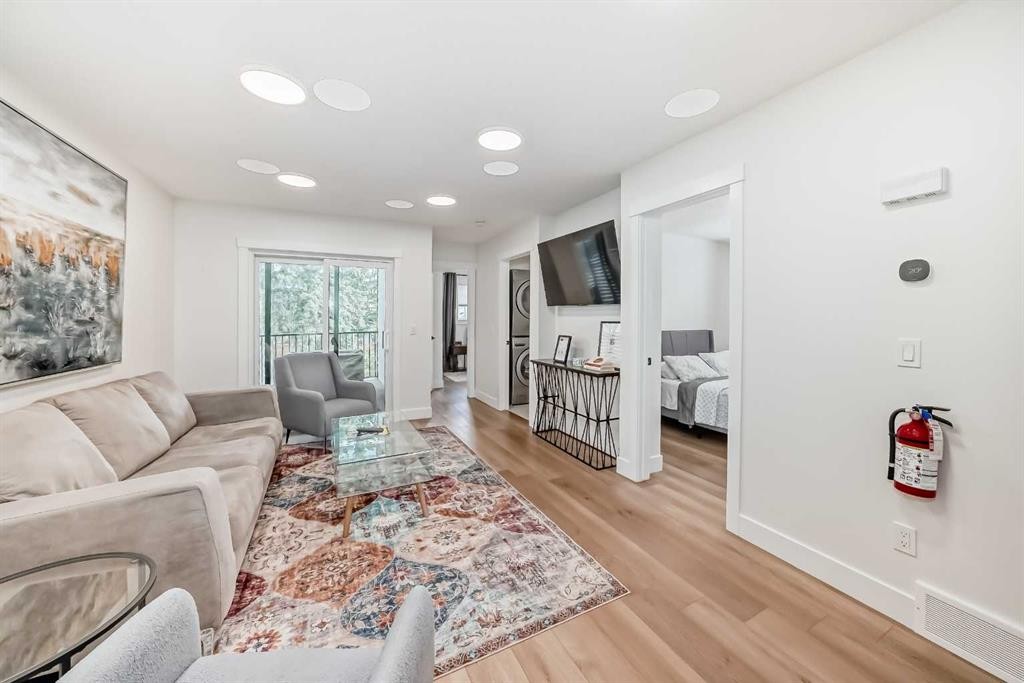 19 Mackay Drive Sw, Calgary, AB - Indoor Photo Showing Living Room