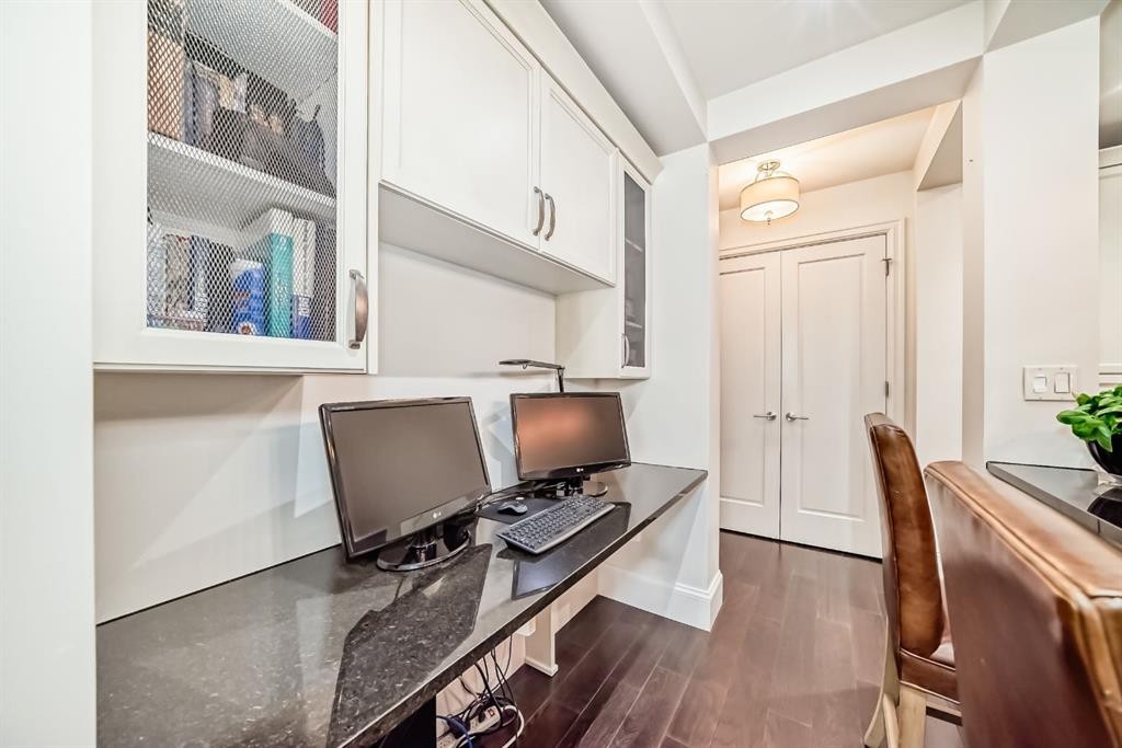 105-121 Quarry Way Se, Calgary, AB - Indoor Photo Showing Office
