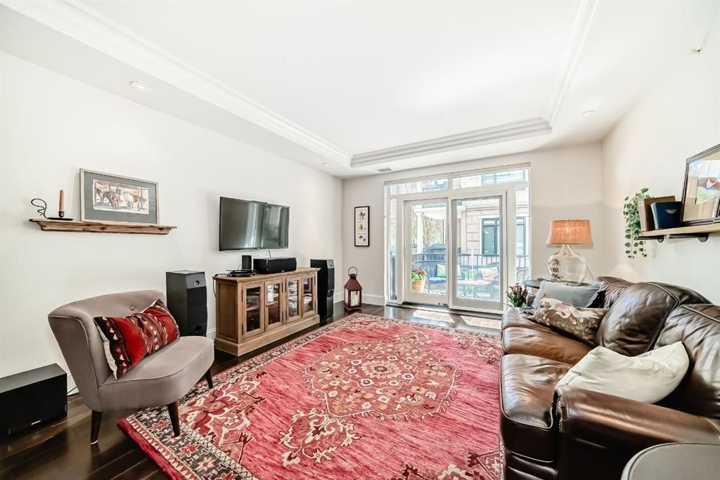105-121 Quarry Way Se, Calgary, AB - Indoor Photo Showing Living Room